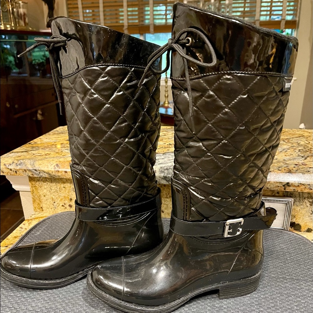 Pair of KHOMBU Boots